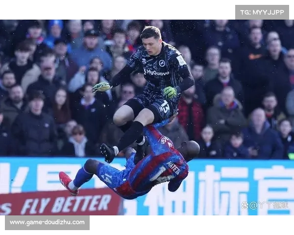 水晶宫门将跪地痛哭保平 格拉斯纳场边深情拥抱安慰